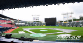 [포토] 한바탕 쏟아진 폭우에 잠긴 잠실야구장