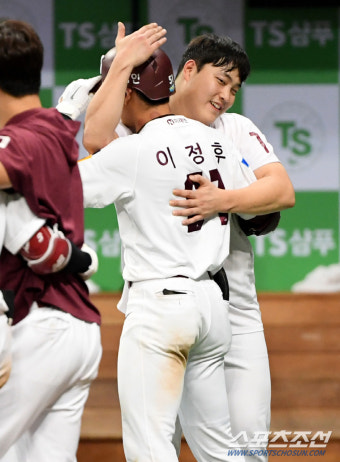 [포토] 조상우, 끝내기홈런 이정후와 포옹!
