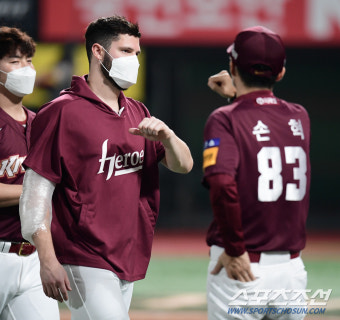 [포토] 4승 달성 브리검, 손혁 감독과 언택트 하이파이브!