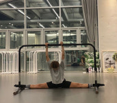 오윤아, 아들도 깜짝 놀랄 발레 유연성…바닥에 밀착 완벽한 일자 다리