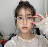 눈 땡글 아이유, 똥머리X잠자리 안경도 찰떡 일 부자