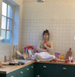눈 땡글 아이유, 똥머리X잠자리 안경도 찰떡 일 부자