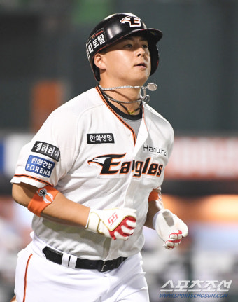 한화 이글스 노시환, KBO 리그 역대 108번째 홈런 달성 및 기념상 수상