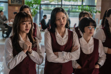 삼진그룹 고아성X이솜X박혜수, 갈매기 눈썹→헤어 뽕 1995년 스타일 소화