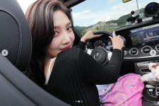 레드벨벳 조이, 고급 외제차 운전 중 여친짤 생성…멋진 수영언니