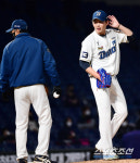 [포토] 1-2루 잔루 남기고 교체되는 문경찬