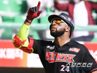 [SC스토리] KT 로하스, 단일 시즌 50홈런-200안타 가능할까?