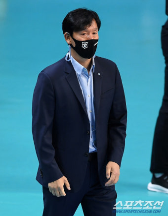 [포토] 신영철 감독, '첫 승이 간절해'