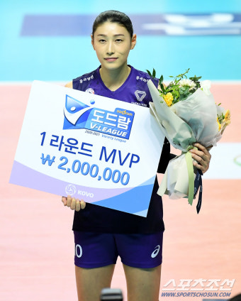 [포토] 흥국생명 김연경 '1라운드 MVP로 선정'