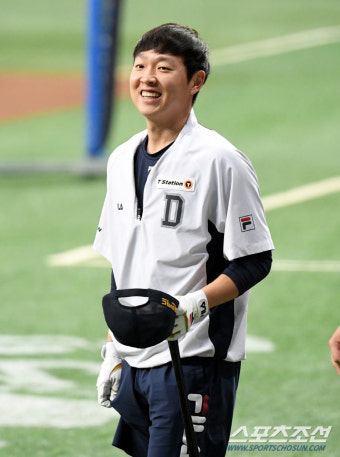 [포토] 정수빈, 밝은 미소로 훈련해요!