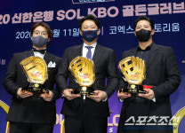 [포토] 강백호-김강 코치-황재균, 눈부신 골든글러브