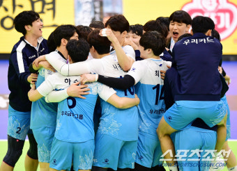 [포토] 우리카드, 한국전력에 5세트 접전 끝에 승리