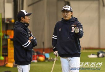 [포토] 정재훈-배영수 코치 '더 강한 투수진을 위해'