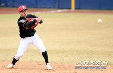 [포토] 권동진, 빠른타구 잡아 병살 연결!