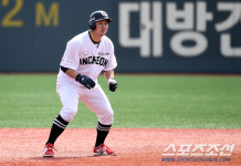 [포토] 최주환 첫 타석 2루타로 시작