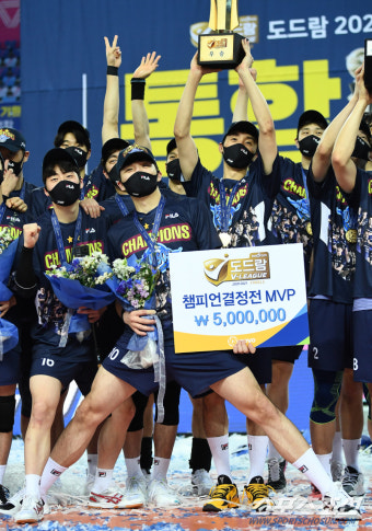 ‘챔피언결정전 MVP’ 대한항공 정지석의 뜨거운 눈물 [SC스토리]