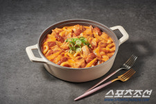 치킨플러스, MZ세대 겨냥 ‘로제닭볶이’ ’로제떡볶이’ 출시
