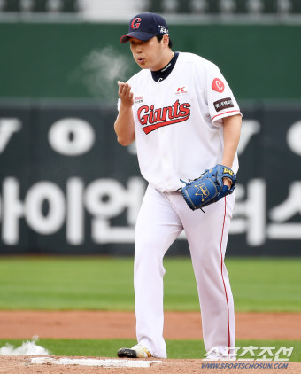[포토] 떨리는 첫 선발 등판 롯데 나균안