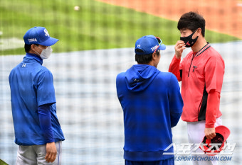 [포토] 허삼영 감독, 김종국 수석코치 반가워요!