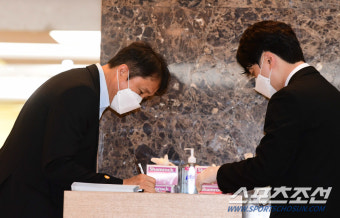[포토] 고 유상철 감독의 빈소에 들어서는 황보관 본부장