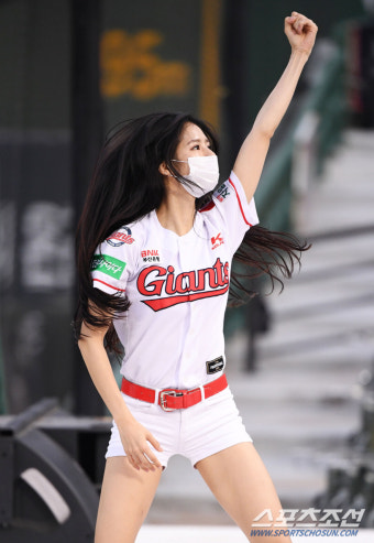 롯데, 주말 3연전은 '에코 시리즈'…박기량-김나연-박선주 치어리더 시구