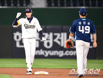 [포토] 나승엽 '홈런 이어 2루타까지'