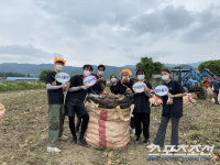 안성지역 유니클로 매장 직원들, NH농협 안성시지부와 함께 양파농가 일손 돕기
