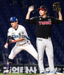 [포토] 김기환 1회 선두타자 3루타