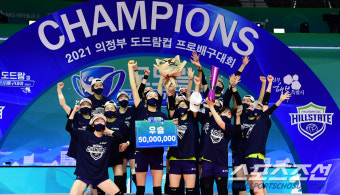 [포토] 우승 트로피 들어 올리는 현대건설 선수들