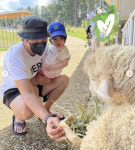 양미라♥ 사업가 남편, 잘생긴 얼굴에 넓은 등까지…외동아들 안고 양떼목장 여행