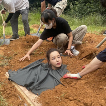 이하늬, 땅에 묻힌 채 얼굴만 빼꼼...넋 나간 표정 