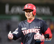 [광주 현장]KIA 나주환 '현역은퇴→코치 1일차', 윌리엄스 감독 