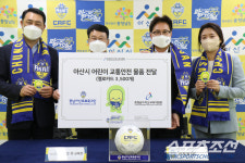 충남아산FC, 관내 초등학교에 교통안전용품 옐로카드 전달