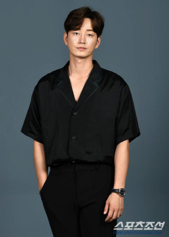 [단독]이현욱, 넷플릭스 오리지널 '도적: 칼의 소리' 합류…김남길과 호흡