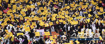 [포토] LG 응원하는 팬들 승리 기원하는 노란물결