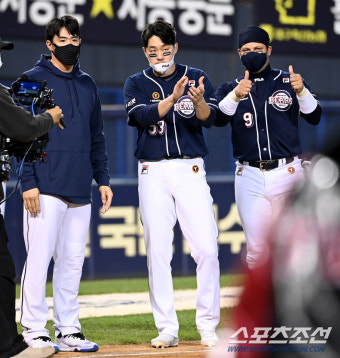 [포토] 김재환 양석환 페르난데스, 최선을 다한 LG에 박수를