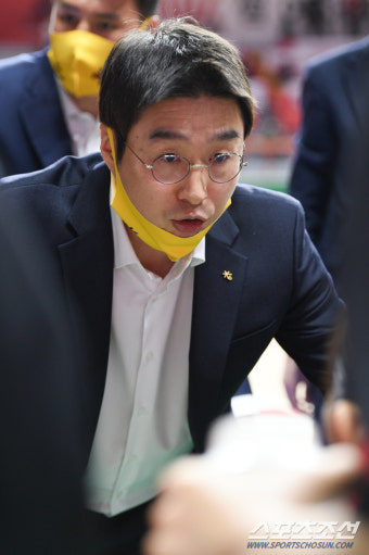 [현장인터뷰] 8연승했지만. KB 김완수 감독은 웃지 않았다. 