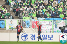 [현장에서]논란의 자리에 들어선 플래카드, 야유, 그리고 NO 세리머니