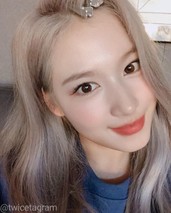 트와이스 사나, '앗' 실수로 머리 집게 꽂고 '찰칵'?(ft.력셔리 주얼리 아냐?)