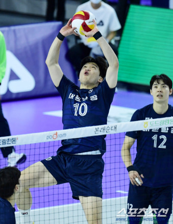 '정지석 복귀전서 펄펄' 대한항공, 우리카드에 셧아웃 승리[인천 리뷰]