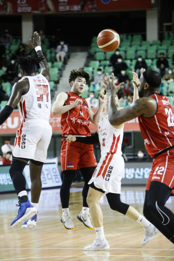 [현장분석] 승부처 김낙현 5반칙 퇴장, SK 천금같은 최원혁 스틸. 13점차 뒤집은 SK의 75대73 짜릿한 역전승