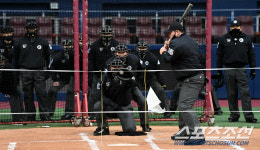 [포토] 바뀐 스트라이크 존 적응을 위한 KBO 심판들의 훈련