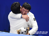 [포토] 황대헌 금메달, 김병준 코치도 감격
