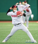 [포토] 송찬의 입술 꽉 깨물고 힘찬 송구