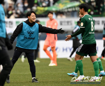 [포토] 이승우, 백승호와 하이파이브 하며 인사