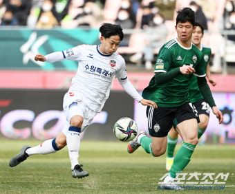 [포토] 돌파시도 이승우, 골문으로!