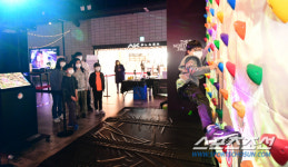 '코로나 잡는' 영화관 옆 AR스포츠클라이밍의 마력,아이들이 푹 빠졌다[靑運:청소년운동]