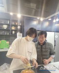 방탄소년단 진, 이연복 셰프에게 와인셀러 통큰 선물(33년 나이차에도 둘이 친해진 이유 알고보니)