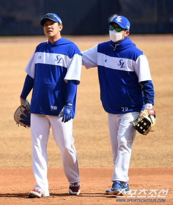 삼성 이태훈 “코치님 너무 힘들어요”...조동찬 코치의 고강도 펑고에 '땀 뻘뻘'
