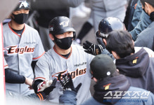[포토] 정민규 기분 좋은 역전 투런 홈런포